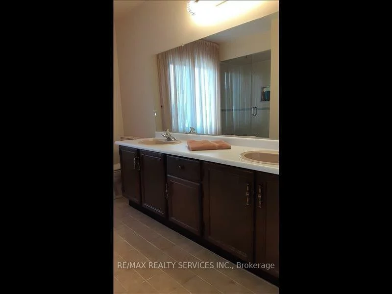26, Hacienda, Snelgrove, Brampton