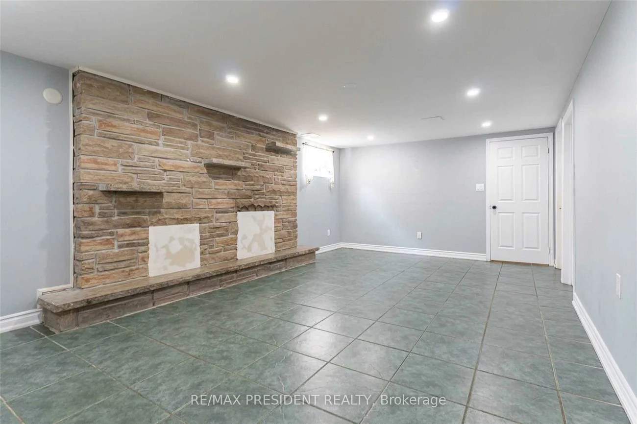 17, Manitou, Central Park, Brampton