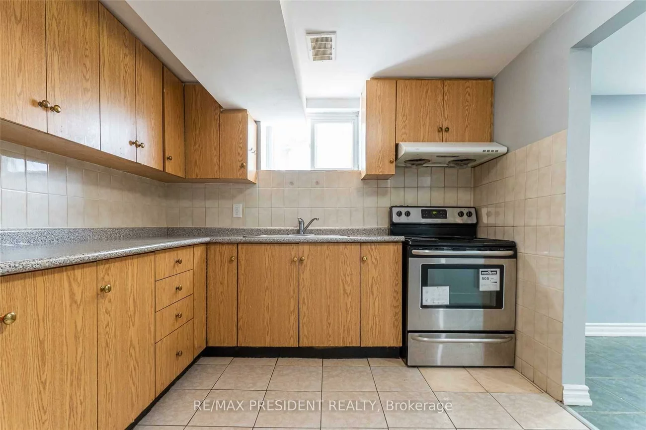 17, Manitou, Central Park, Brampton