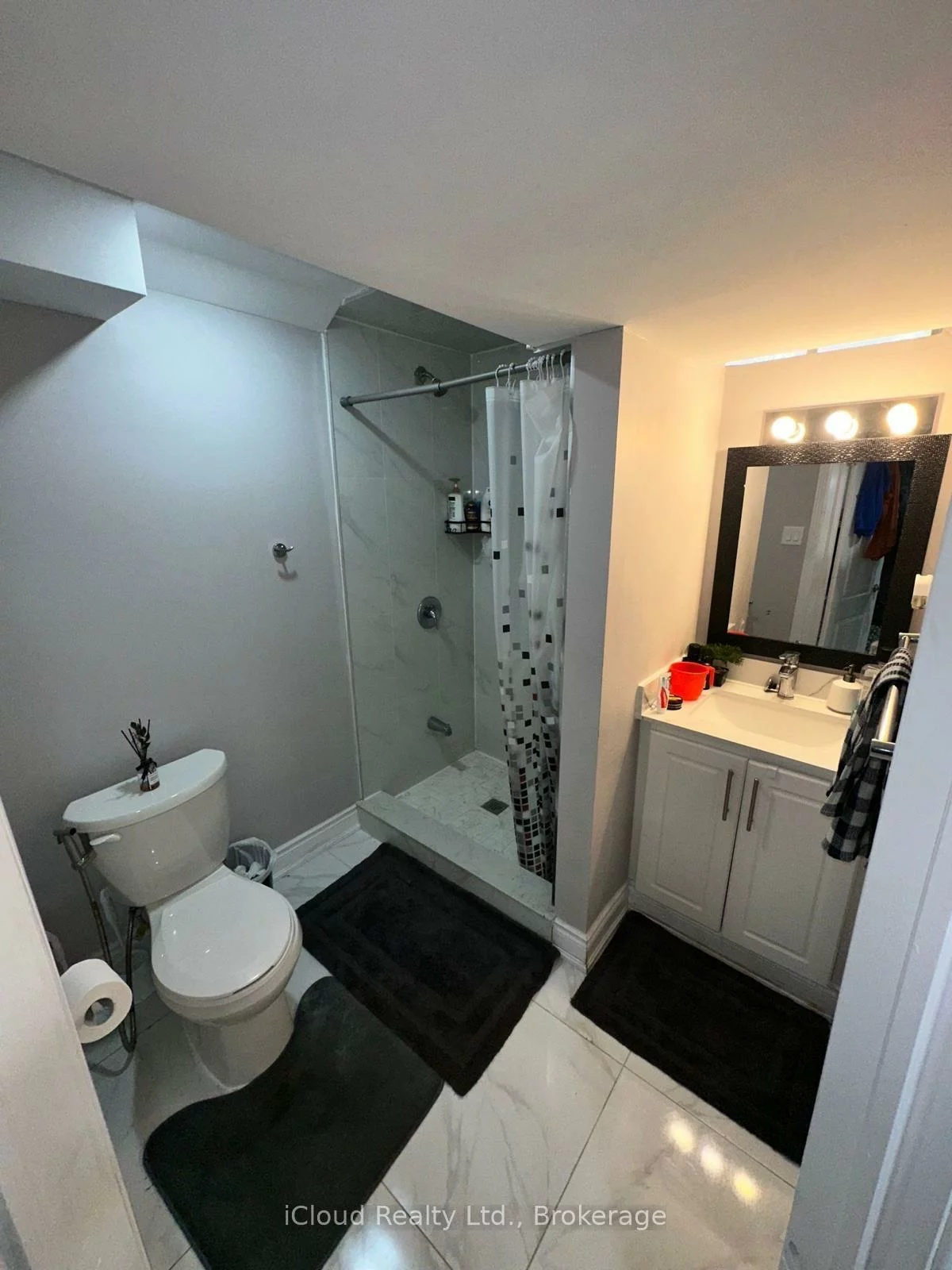 33, Fenflower ( Upper), Snelgrove, Brampton