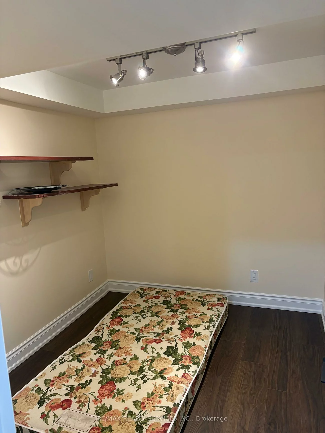 60, Newbridge, Westgate, Brampton