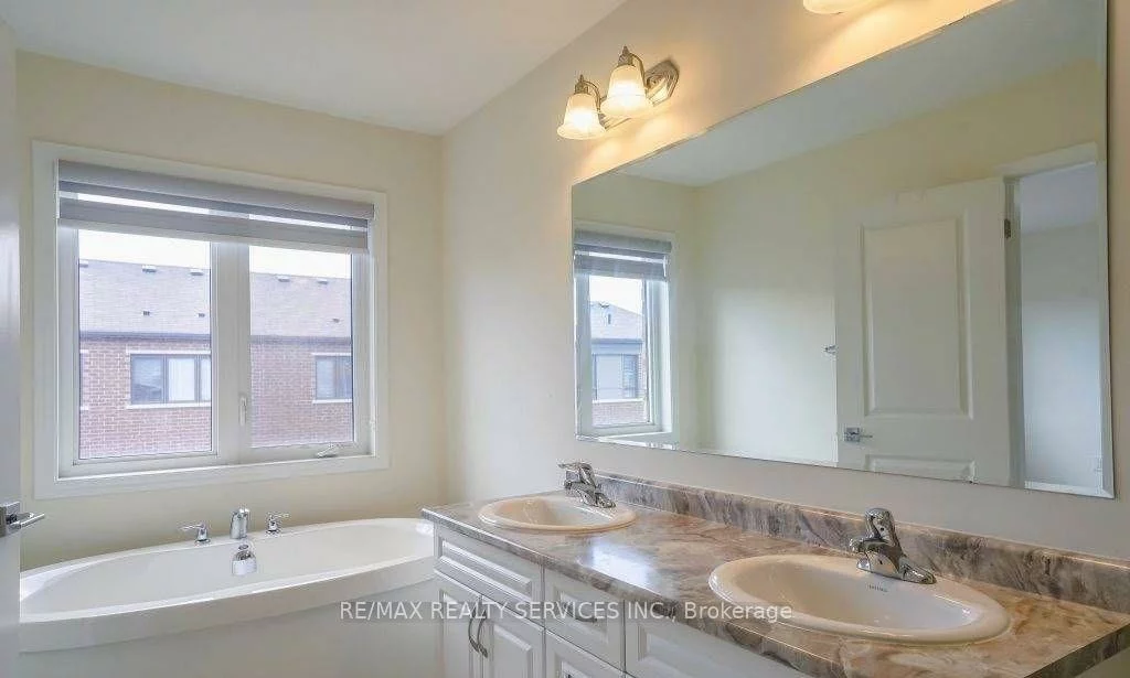 4, Divers, Northwest Brampton, Brampton