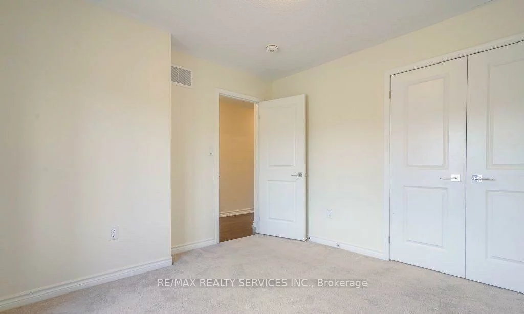 4, Divers, Northwest Brampton, Brampton