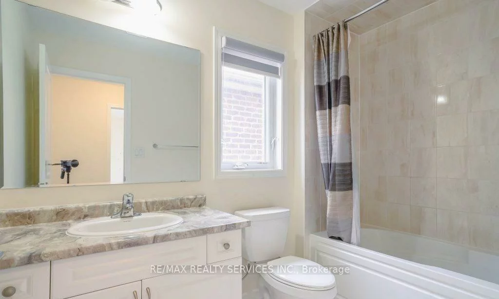 4, Divers, Northwest Brampton, Brampton