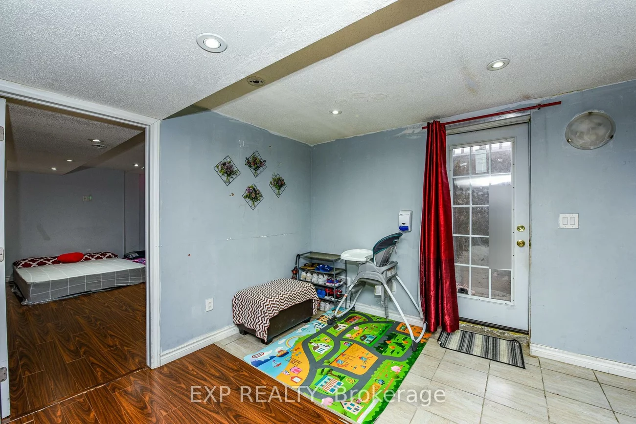 50, Northface, Sandringham-Wellington, Brampton