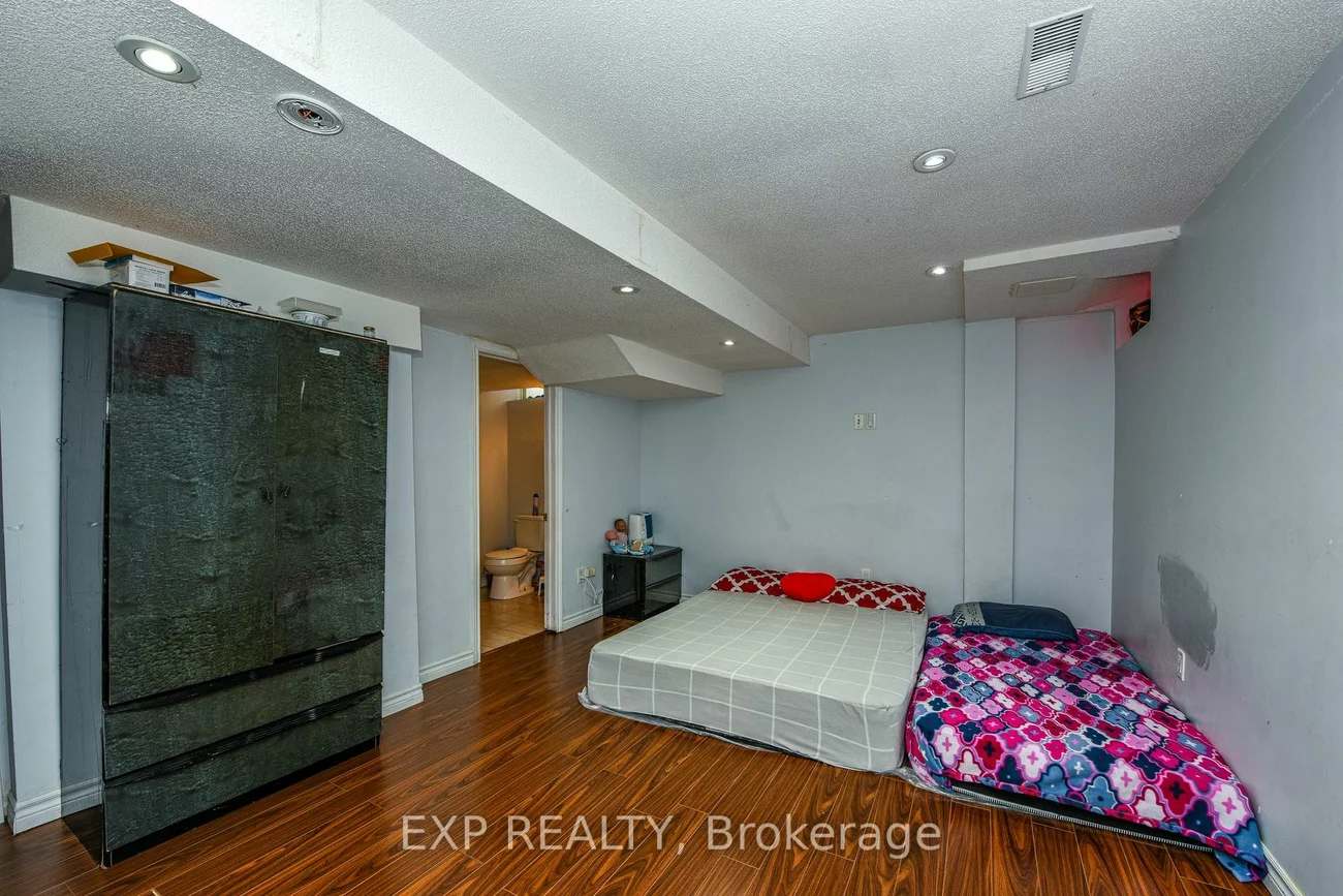50, Northface, Sandringham-Wellington, Brampton
