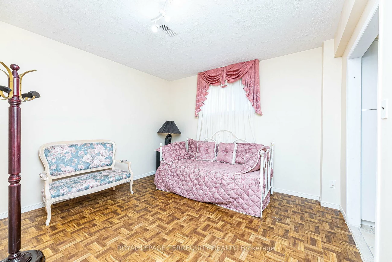 21, Collingwood, Snelgrove, Brampton