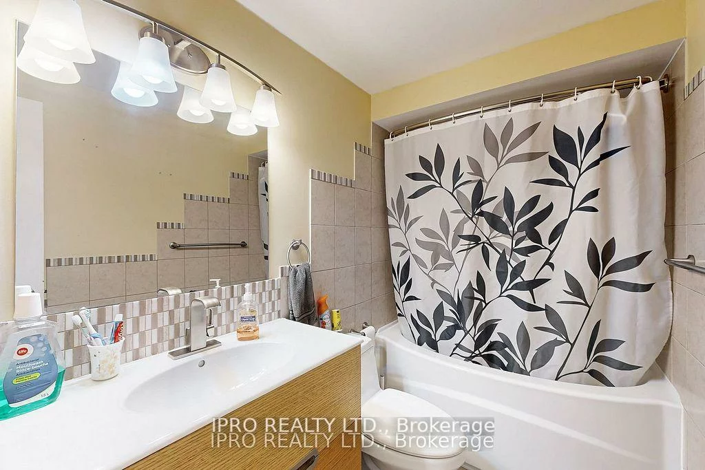 238, Royal Salisbury, Madoc, Brampton