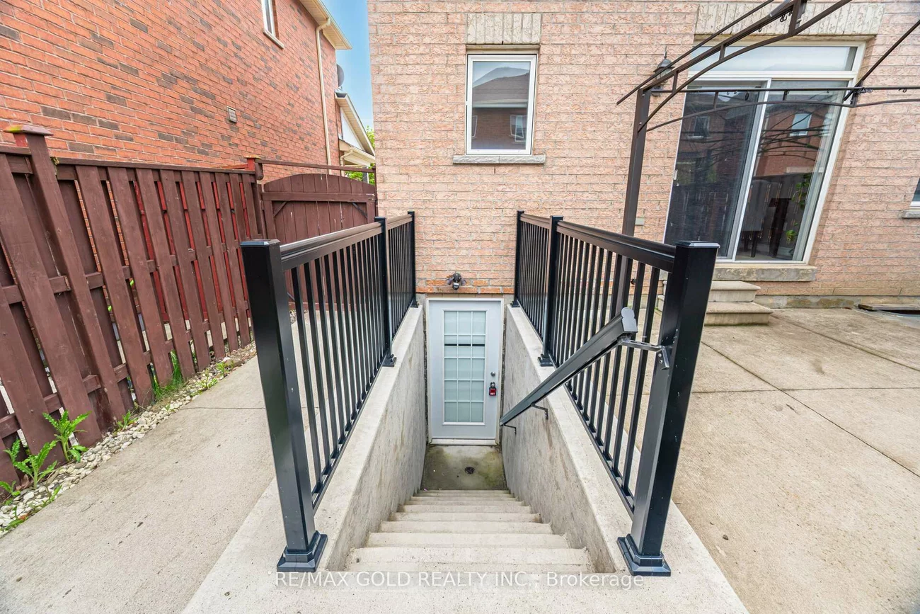 13, Fawson Cove, Sandringham-Wellington, Brampton