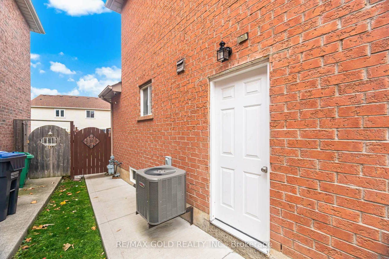 17, Binder Twine, Fletcher's Creek Village, Brampton