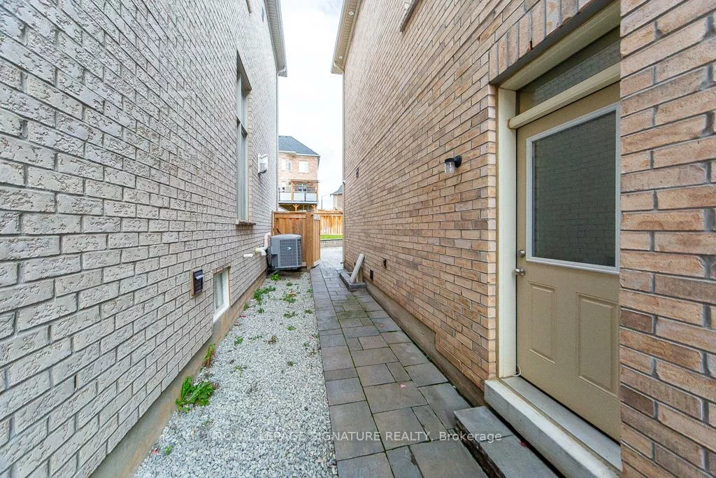 37, Royal West, Credit Valley, Brampton