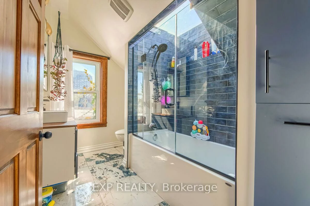 7, David, Downtown Brampton, Brampton