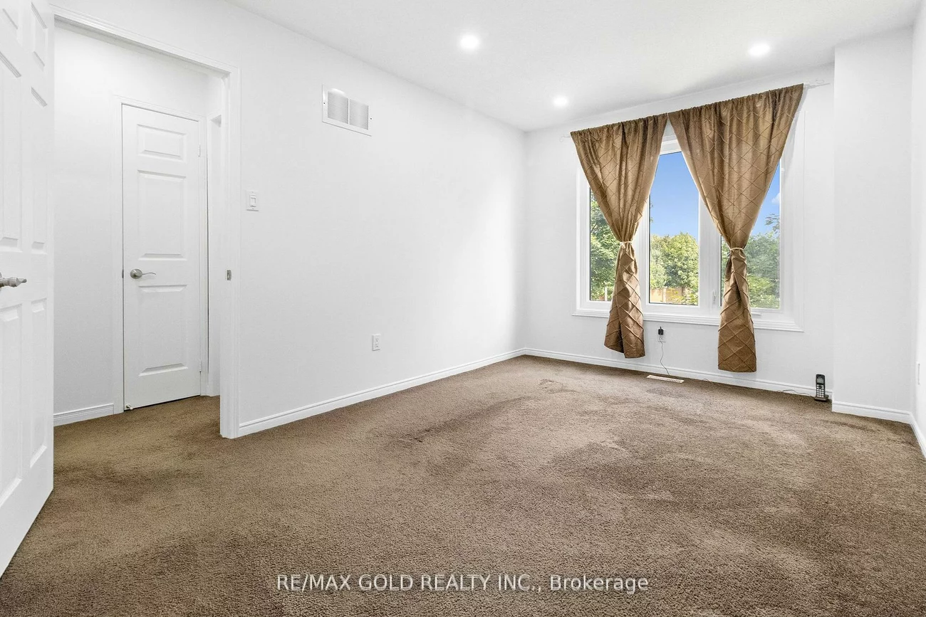 40, Blue Spruce, Sandringham-Wellington, Brampton