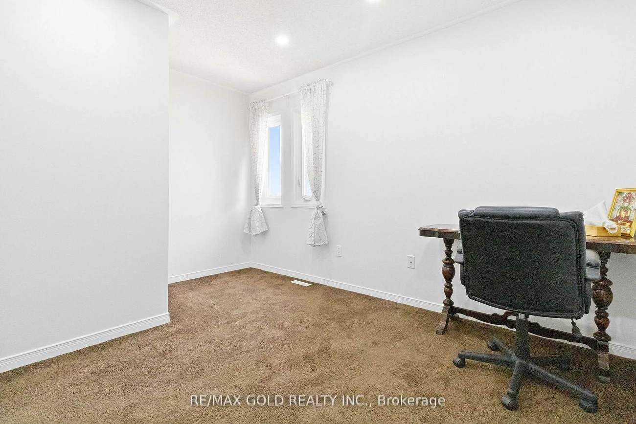 40, Blue Spruce, Sandringham-Wellington, Brampton