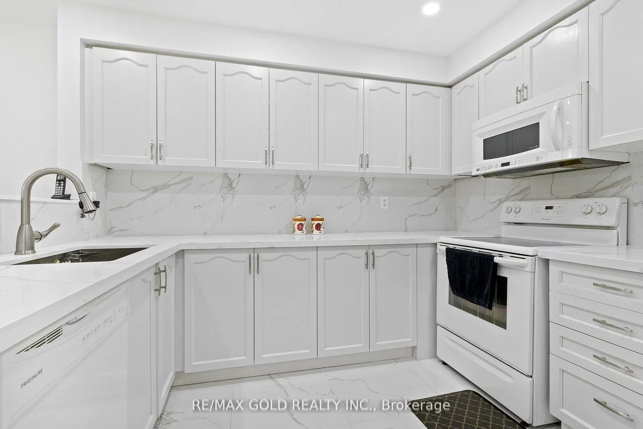 40, Blue Spruce, Sandringham-Wellington, Brampton