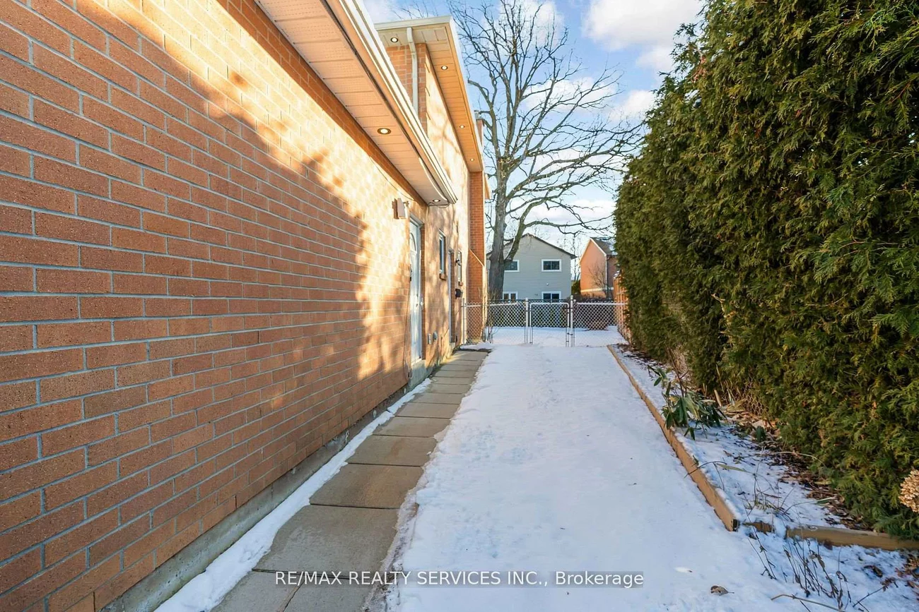 18, Creekview, Heart Lake West, Brampton