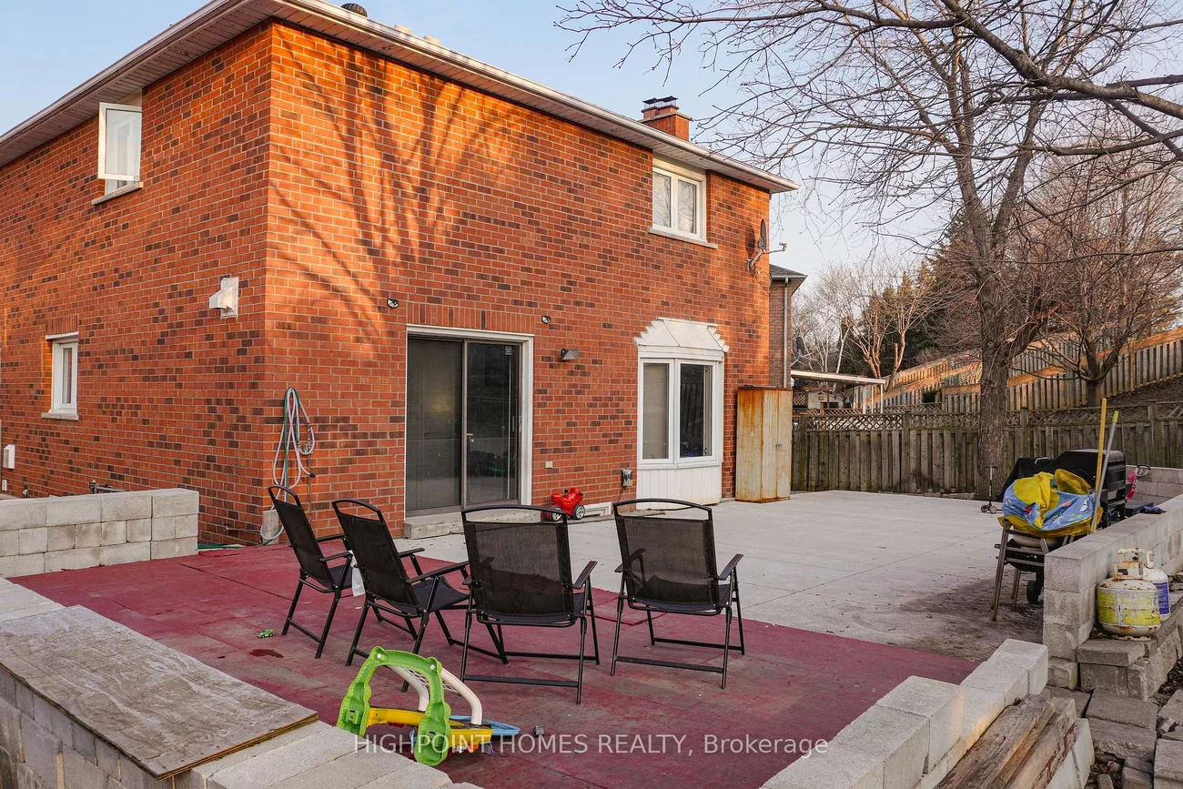 14, Large, Westgate, Brampton