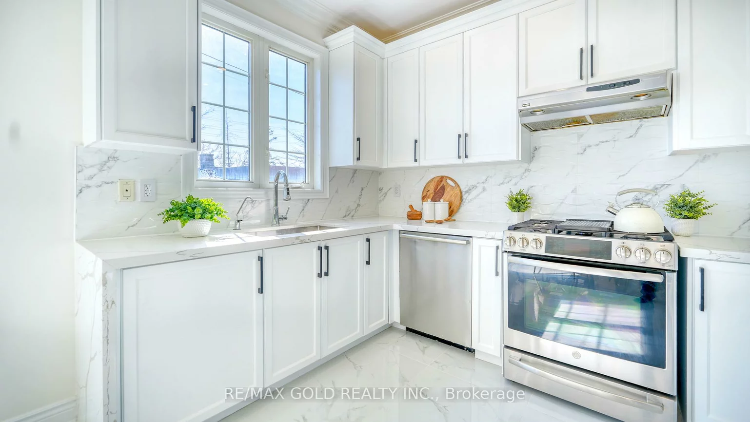 28, Prada, Vales of Castlemore North, Brampton