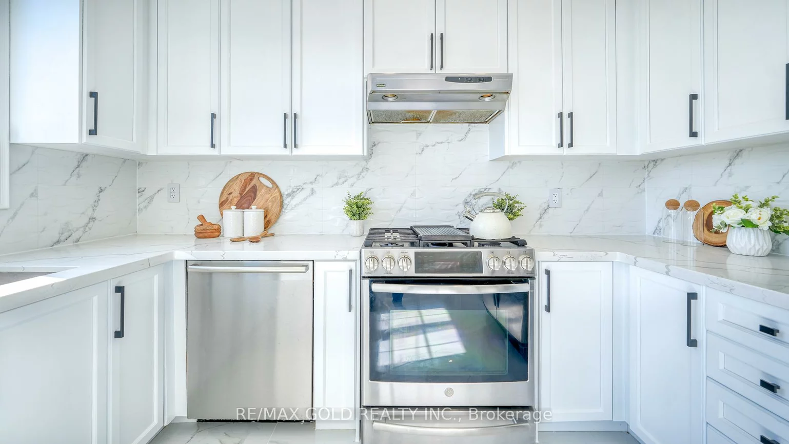 28, Prada, Vales of Castlemore North, Brampton