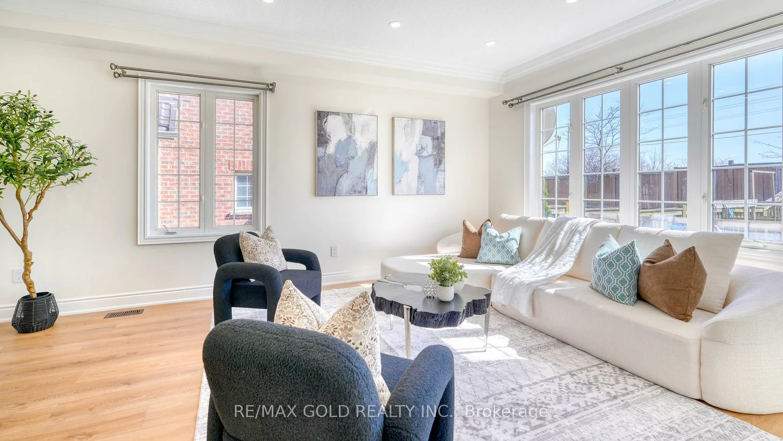 28, Prada, Vales of Castlemore North, Brampton