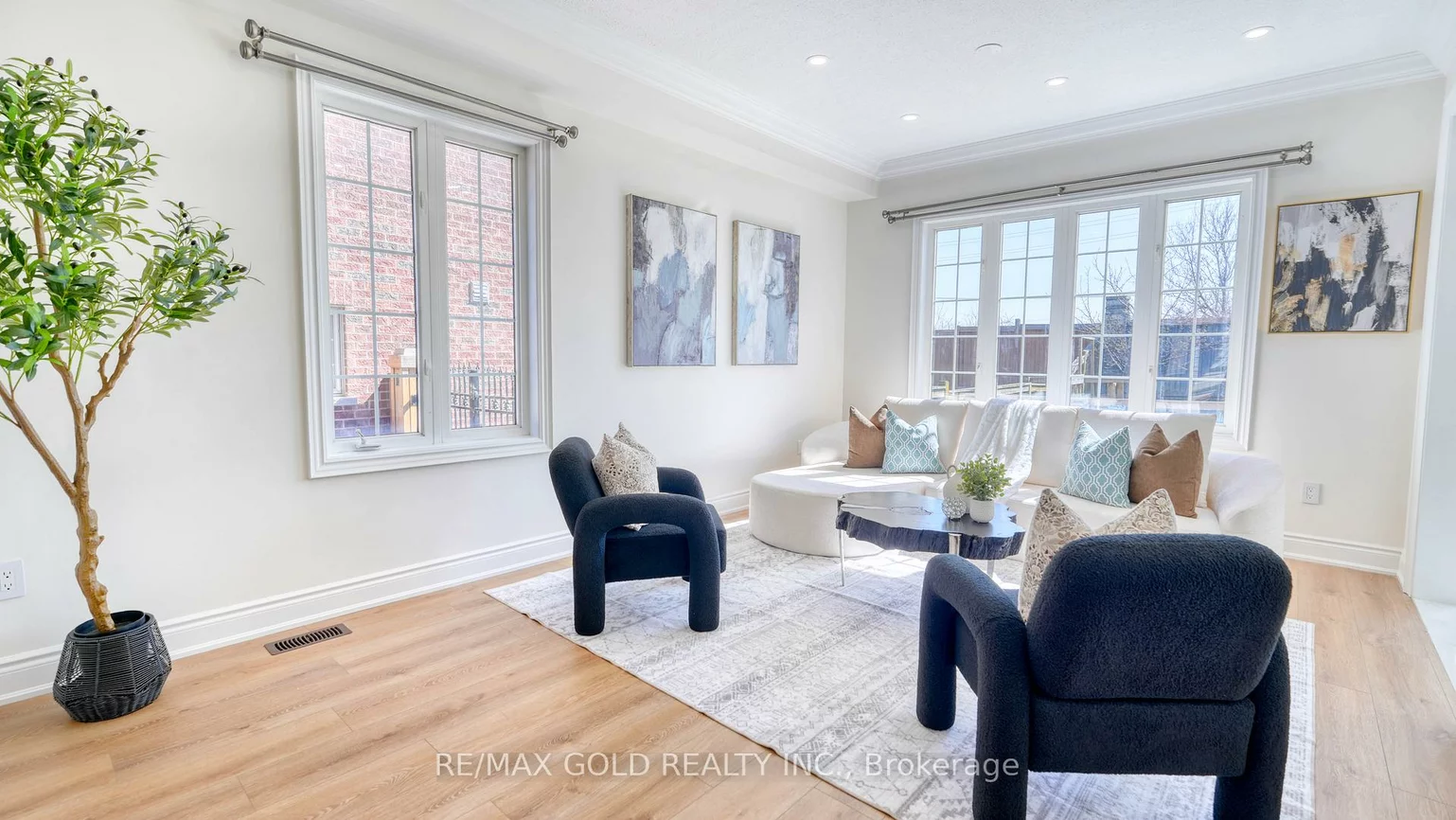 28, Prada, Vales of Castlemore North, Brampton