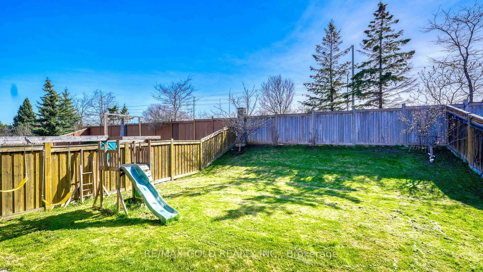 28, Prada, Vales of Castlemore North, Brampton