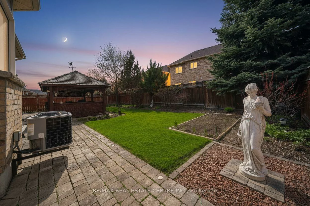 10, Eiffel, Vales of Castlemore North, Brampton