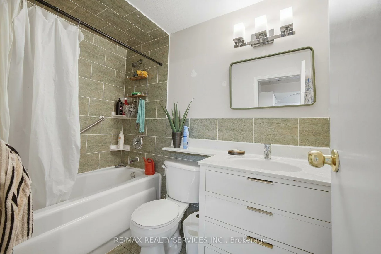 100, Southlake, Madoc, Brampton