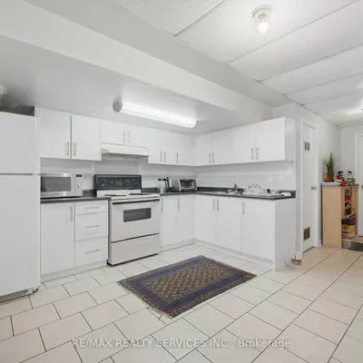 100, Southlake, Madoc, Brampton