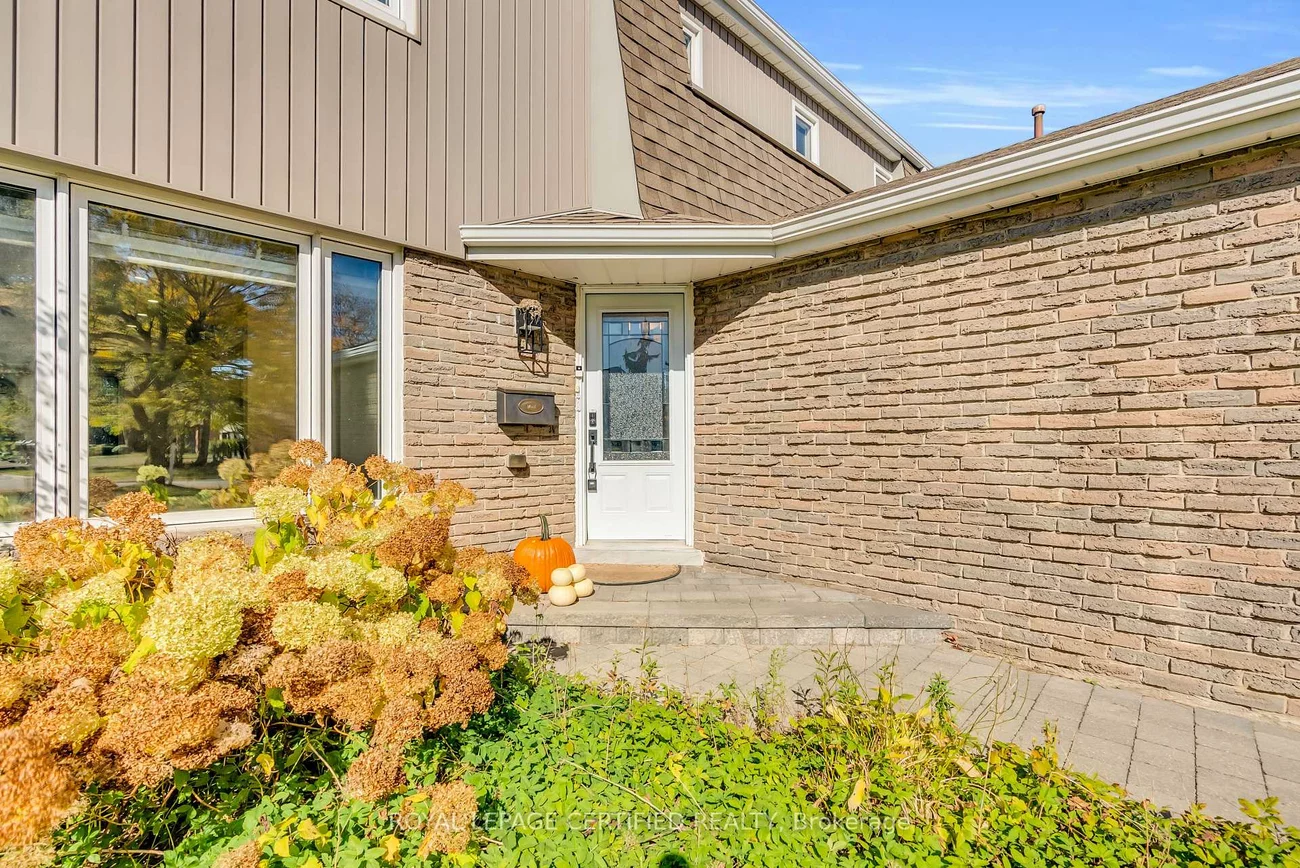22, Madelaine, Central Park, Brampton