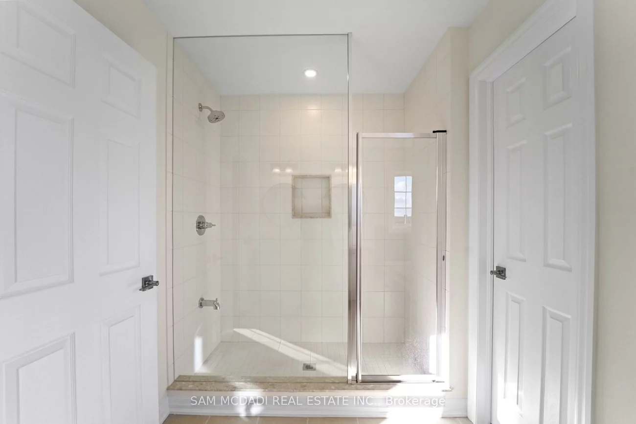 37, SOUTHBURY MANOR (Upper), Bolton East, Caledon