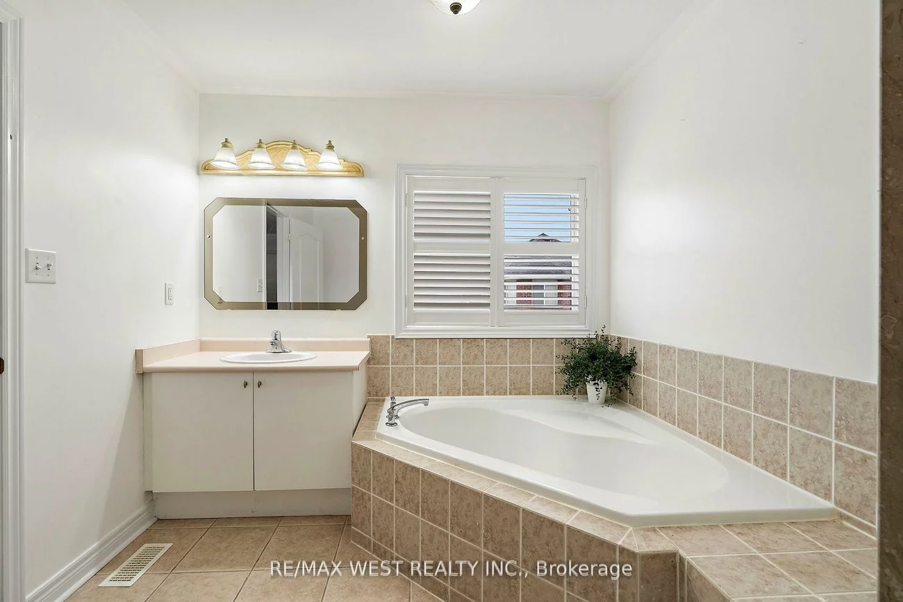 43, Humbershed, Bolton West, Caledon