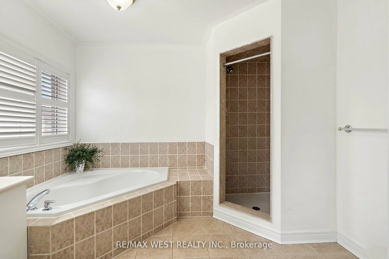 43, Humbershed, Bolton West, Caledon