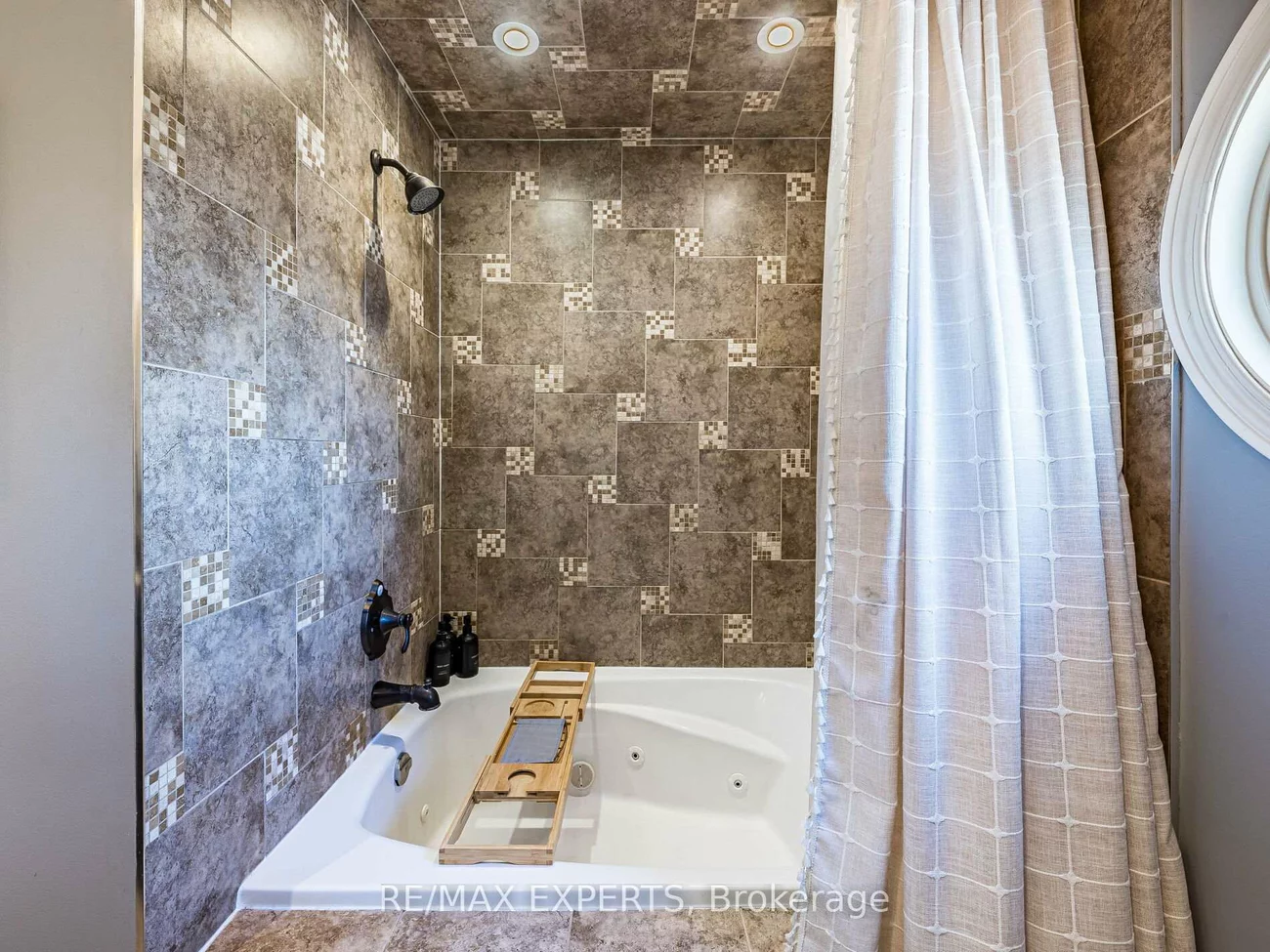 20, Foxchase, Bolton North, Caledon