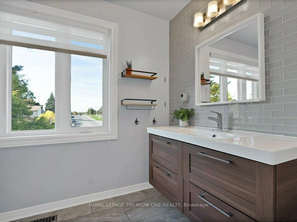 417, Kingsview, Bolton North, Caledon