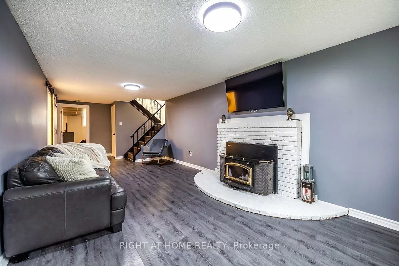 100, Humber Lea, Bolton North, Caledon