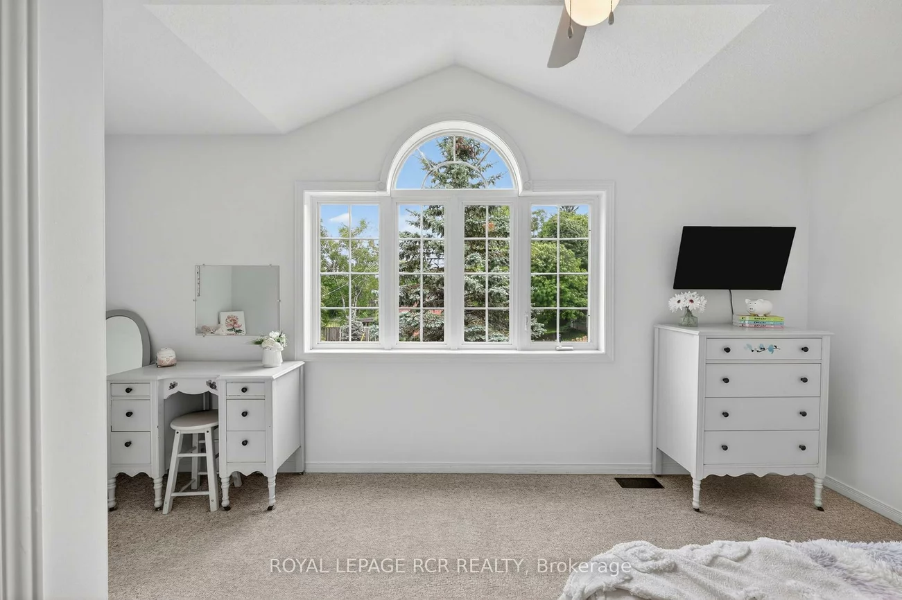 1552, Queen, Alton, Caledon