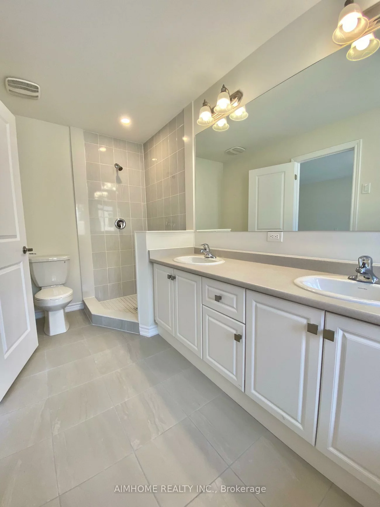 21, Viola St., Sharon, East Gwillimbury