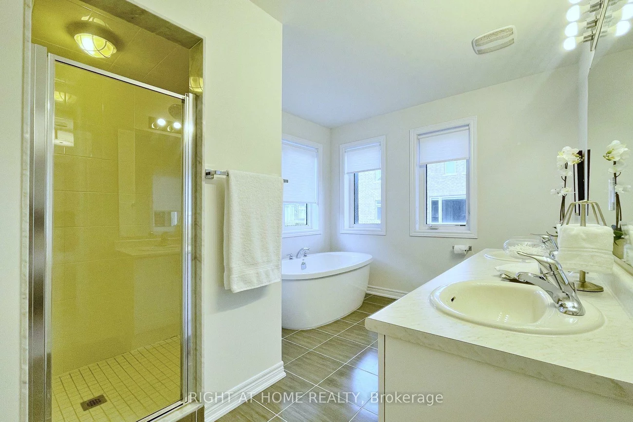 60, Falconridge, Sharon, East Gwillimbury