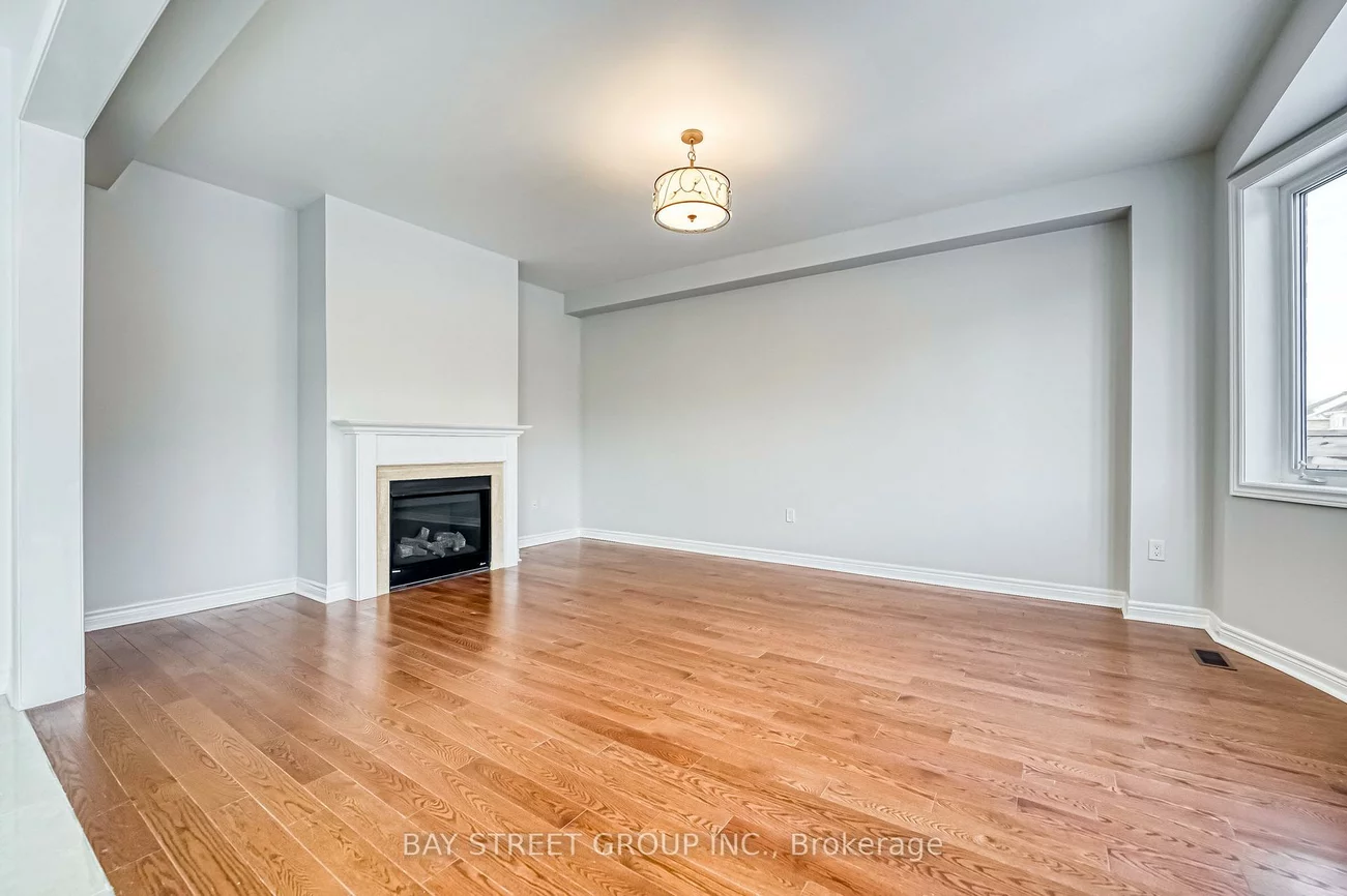 82, Manor Hampton, Sharon, East Gwillimbury