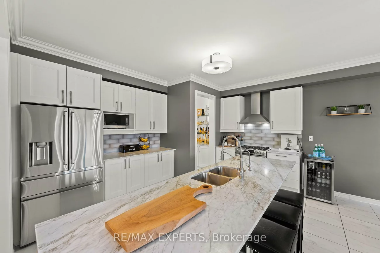 48, Manor Glen, Mt Albert, East Gwillimbury