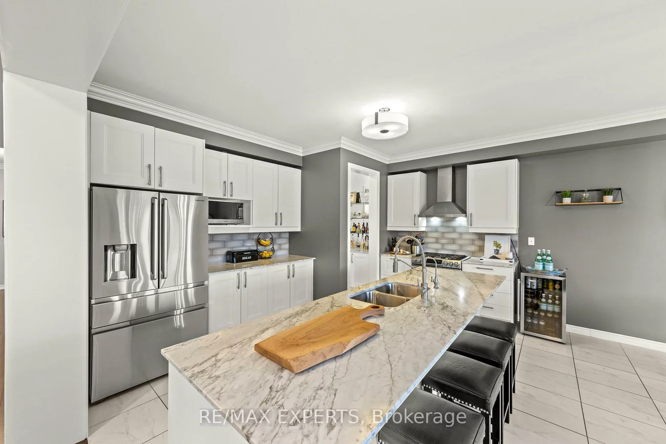 48, Manor Glen, Mt Albert, East Gwillimbury