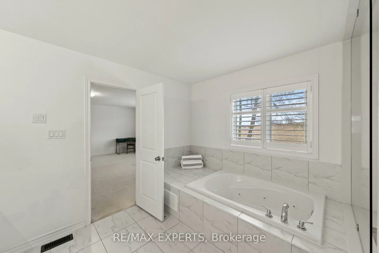 48, Manor Glen, Mt Albert, East Gwillimbury