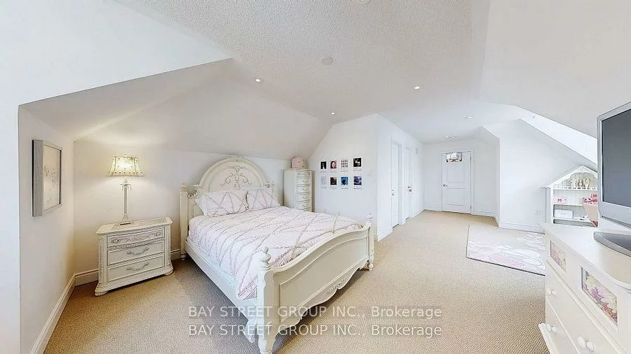 71, Manor Glen, Mt Albert, East Gwillimbury