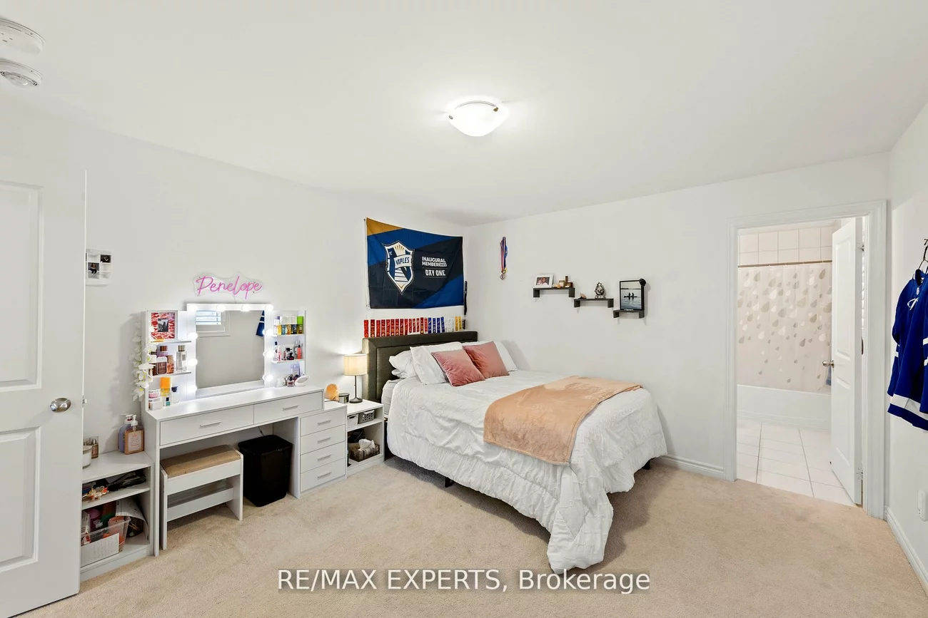 48, Manor Glen, Mt Albert, East Gwillimbury