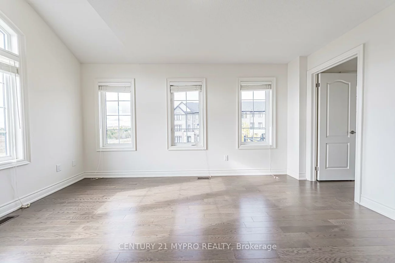 2, Manor Hampton, Sharon, East Gwillimbury