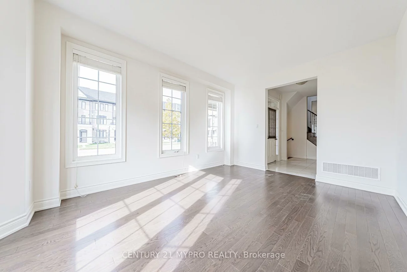 2, Manor Hampton, Sharon, East Gwillimbury