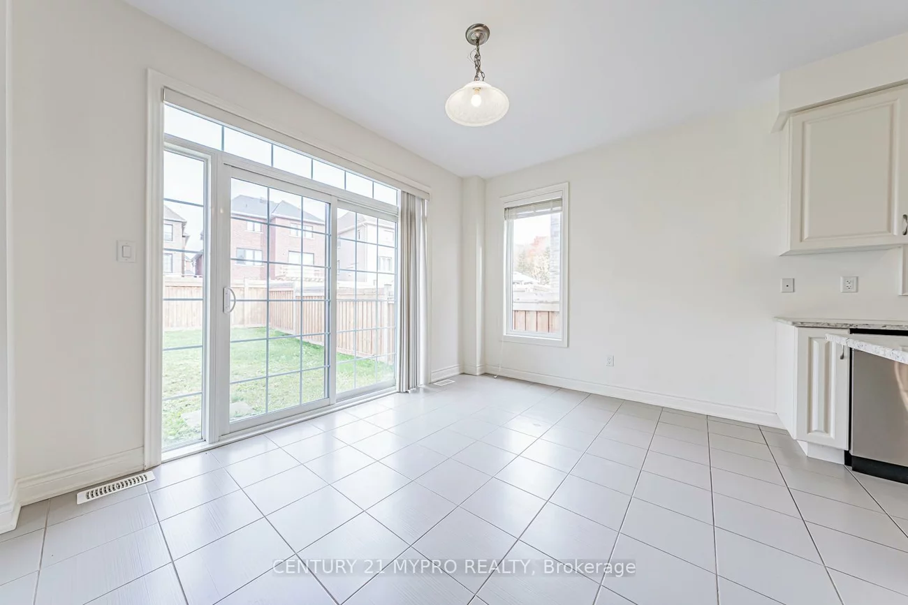 2, Manor Hampton, Sharon, East Gwillimbury