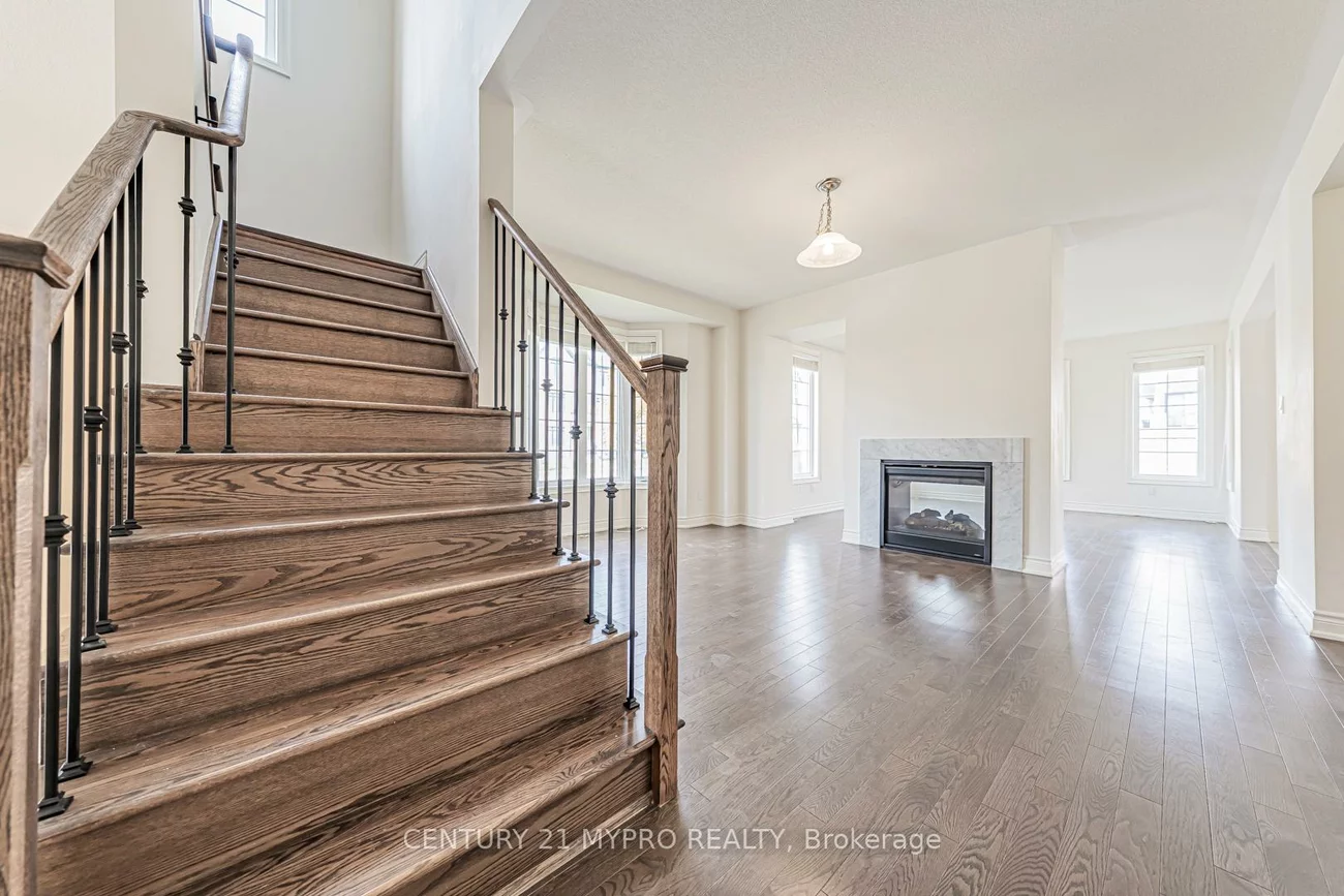 2, Manor Hampton, Sharon, East Gwillimbury
