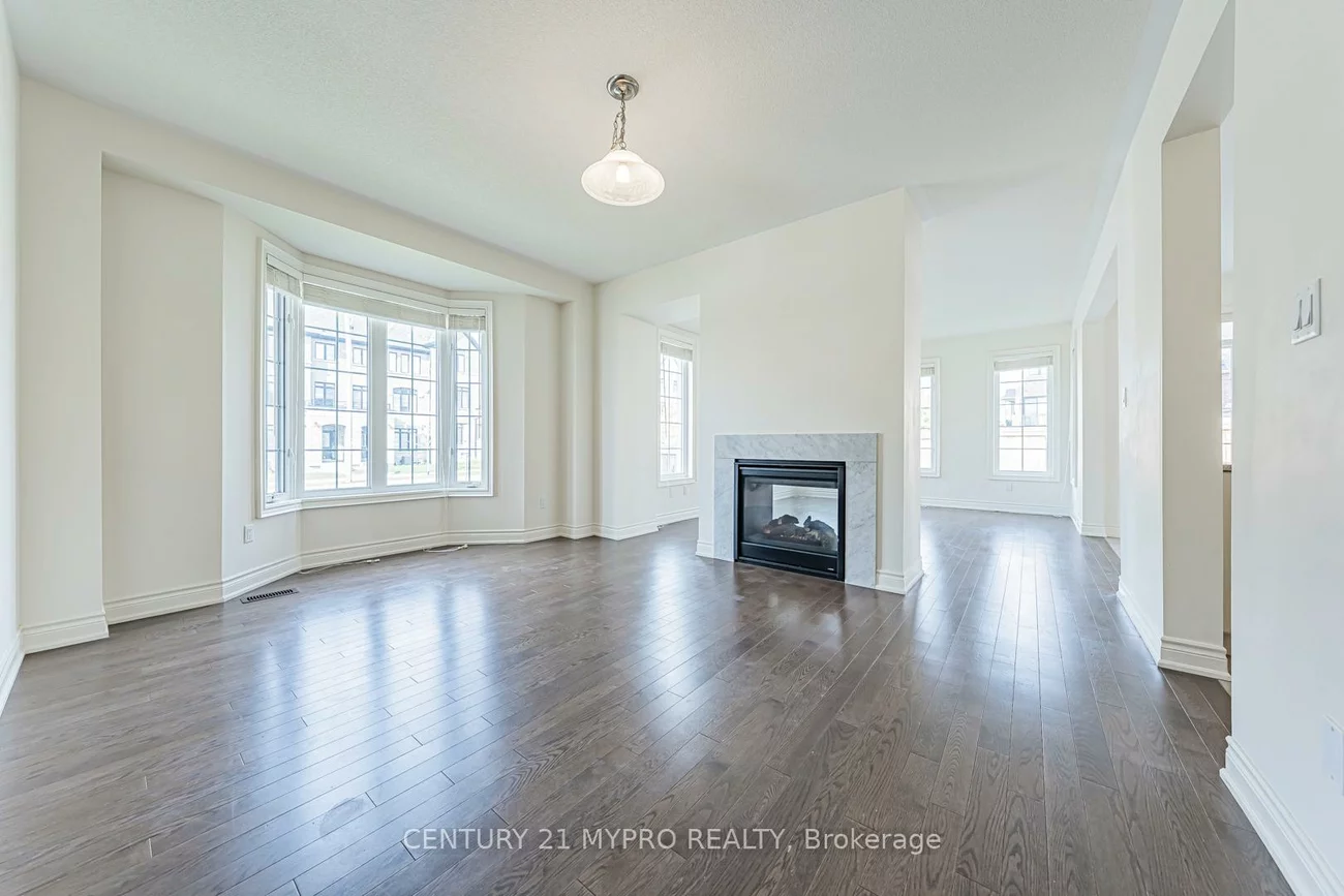 2, Manor Hampton, Sharon, East Gwillimbury